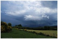 Orage multicellulaire virulent, doté d'un courant descendant partiellement rétrograde et associé à un puissant arcus. Cet orage a affecté le nord du département de la Loire vers 13h30 locales. - 06/06/2010 13:30 - Florent  Courty