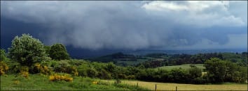 Orage multicellulaire virulent, doté d'un courant descendant partiellement rétrograde et associé à un puissant arcus. Cet orage a affecté le nord du département de la Loire vers 13h30 locales. - 06/06/2010 13:30 - Florent  Courty