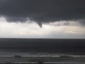 Un tuba a été observé le 28 janvier 2012, vers 11h locales, depuis le littoral de Hendaye (Pyrénées-Atlantiques). Compte tenu de sa morphologie, il est possible que la rotation se soit prolongée jusqu'à la surface de la mer et ait donné naissance à une trombe ; l'absence de buisson identifiable sur les clichés ne permet toutefois pas d'établir de manière certaine cette hypothèse. - 28/01/2012 11:00 - (c) Kylma