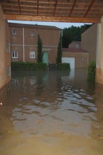 Un système orageux particulièrement violent a frappé ce dimanche 5 juin les environs de Carpentras, et particulièrement la petite commune de Loriol-du-Comtat. Le système a adopté un comportement temporairement rétrograde, et a donc stationné environ 1h sur un même point.  - 05/06/2011 19:30 - Christophe FERRE