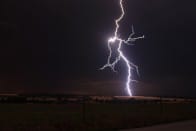 Foudroiement intense et régulier avec deux ou trois powerflashs observés à Chérancée en Mayenne dans la nuit du 27 au 28 juin - 27/06/2011 23:30 - Florian LASDOULOURS