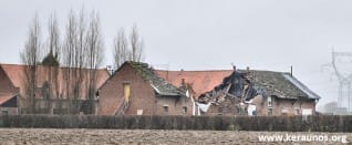 Un corps de ferme a notamment été éventré dans le hameau de Steentje, réduisant à l'état de ruine une partie de ce bâtiment. - 23/12/2011 15:30 - Observatoire KERAUNOS