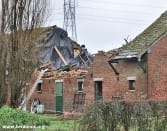 Un corps de ferme a notamment été éventré dans le hameau de Steentje, réduisant à l'état de ruine une partie de ce bâtiment. - 23/12/2011 15:30 - Observatoire KERAUNOS