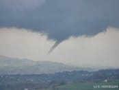 Un tuba fortement développé a été observé le 4 avril 2012, vers 18h30 locales, dans les environs de la commune de Meythet, près d'Annecy, en Haute-Savoie. Il s'est formé sous une cellule convective isolée, au moment où elle parvenait à maturité en circulant sur le flanc nord-ouest du Lac d'Annecy. - 04/04/2012 18:30 - Dominique HENNEQUIN