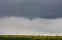 Un tuba a été observé le 13 avril 2012, vers 13h45 locales, dans les environs de la commune de Le Manoir, dans le Calvados. Il s'est formé sous une petite structure monocellulaire active, dans un contexte instable de masse d'air froid. - 13/04/2012 13:45 - Thibaut CORMIER