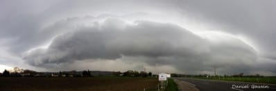 Bel arcus, capturé cet après midi à Castelnaudary (11).
Violent orage dans l'Aude cet après-midi !
Le potentiel était aujourd'hui interessant, avec notamment un risque d'orage supercellulaire . Posté trop pas l'ouest (frontière Haute Garonne/Gers) , j'ai du traverser le corps pluvieux pour me replacer à l'avant du front . Une fois à l'écart des précipitations, j'ai découvert ce bel arcus au niveau de Castelnaudary. - 11/04/2013 18:00 - Daniel GAUVIN