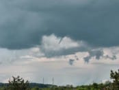 Un tuba a été observé le 4 mai 2012, entre 13h33 et 13h43 locales, à l'ouest de la commune de Dijon, dans le département de la Côte-d'Or. D'une durée de 10 minutes, il s'est développé sous une cellule convective en phase de développement. - 04/05/2012 13:35 - 21 hurricane