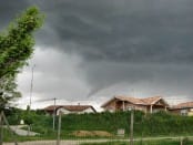 Un tuba a été observé le 4 mai 2012, à 15h15 locales, à quelques kilomètres au nord / nord-ouest de la commune de La Réole, en Gironde. Il s'est formé dans la zone d'alimentation principale d'une cellule orageuse active, au moment où celle-ci atteignait sa pleine maturité. - 04/05/2012 15:15 - Cédric VALLEE