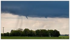 Un tuba a été observé le 5 mai 2012, vers 17h30 locales, dans les environs de la commune de Nangis, dans le département de la Seine-et-Marne. Ce tuba s'est développé sous une courte ligne de cellules convectives en plein développement, étirées le long d'une convergence de basses couches, et a duré environ 2 minutes. - 05/05/2012 17:30 - Olivier BUHARD