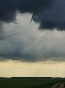 Trois tubas successifs ont été observés le 25 mai 2012, peu avant 18h locales, dans les environs de la commune de Les Granges-le-Roi, en Essonne. Ils se sont formés sous des structures convectives monocellulaires à courte durée de vie mais actives et orageuses. - 05/05/2012 18:00 - J GAILLARD