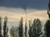 Un tuba a été observé le 13 juin 2012, vers 18h locales, dans les environs de la commune de Sainte-Croix-sur-Aizier, dans l'Eure. Il s'est formé en périphérie d'une cellule convective isolée et non orageuse. Ce tuba s'est fortement développé en direction du sol, mais aucun élément ne permettant d'établir un contact au sol n'a pu être recueilli. - 13/06/2012 18:00 - K RAES