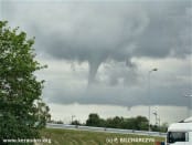 Deux tubas ont été observés simultanément le 23 juin 2012, vers 10h45 locales, dans les environs de la commune de Sept-Saulx et de celle de Prosnes, au sud-est de Reims, dans la Marne. Celui qui s'est développé au zénith de la commune de Sept-Saulx s'est fortement développé en direction du sol et a adopté une structure massive. Néanmoins, aucun buisson n'a été observé sous cet appendice nuageux et aucun dommage n'a été rapporté ; en l'état, le phénomène est donc reconnu comme tuba, même si on ne peut exclure une possible influence des vents rotatifs jusqu'au sol. - 23/06/2012 10:45 - Peter BILCHARCZYK