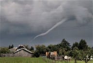 Un tuba a été observé le 21 juillet 2012, vers 15h00 locales, dans les environs de la commune de Orschwiller, à proximité de Sélestat, dans le Bas-Rhin. Ce tuba s'est fortement développé en direction du sol ; néanmoins, aucun buisson n'a été observé sous cet appendice nuageux et aucun dommage n'a été rapporté à ce jour. En l'état, le phénomène est donc reconnu comme tuba, même si on ne peut exclure une possible influence des vents rotatifs jusqu'au sol. - 21/07/2012 15:00 - Van der Meijden Fanny