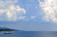 Un tuba a été observé le 31 août 2012, vers 12h45 locales, depuis la ville de Menton, dans les Alpes-Maritimes. Ce tuba a succédé à une trombe marine qui a été observée un peu plus tôt en journée non loin de là. - 31/08/2012 12:45 - Tristan BERGEN