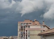 Un tuba a été observé le 1er septembre 2012, vers 19h45 locales, depuis la ville de Marseille, dans les Bouches-du-Rhône. Il s'est formé dans la zone d'alimentation d'une colonne convective animée d'une forte rotation dans sa partie inférieure. - 01/09/2012 19:45 - D CUVILLIER