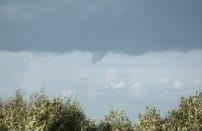 Un tuba a été observé le 19 septembre 2012 vers 16h30 TU, aux environs de Calais (Pas-de-Calais). Le phénomène, qui a duré plusieurs minutes, a été photographié quelques instants après que le tube commence à se résorber. - 19/09/2012 18:30 - Mickaël LOOTENS