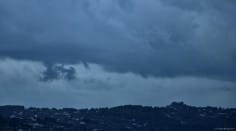 Deux tubas ont été observés à quelques minutes d'intervalle le 25 septembre 2012, entre 19h et 19h15 locales, dans le secteur de Cannes, dans les Alpes-Maritimes. Photographiés depuis Grasse, ces tubas ont pu éventuellement connaître une phase de contact au sol, et donc constituer des trombes marines, mais aucun élément permettant de l'attester n'a pu être recueilli à ce jour. - 25/09/2012 19:15 - Tristan BERGEN
