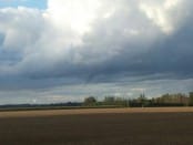 Un tuba a été observé le 26 septembre 2012 vers 16h30 TU, aux environs de Saint-Martin-du-Bec, à quelques kilomètres au nord du Havre (Seine-Maritime). Le phénomène, qui a duré plusieurs minutes, a été photographié par Nicolas GAILLARD avec un téléphone portable, d'où la qualité limitée. - 26/09/2012 18:30 - Nicolas GAILLARD