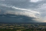 Pour compléter le dossier sur le 2 Juillet, l'arcus qui s'est formé au dessus du Beaujolais. Depuis la commune de Poleymieux au Mont d'Or - 02/07/2013 20:01 - Alexis Maillard