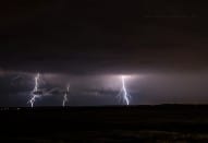 Amorce supercellulaire qui n'aura pas concrétisé mais qui nous aura offert un spectacle kéraunique sans nom...
Voici l'initiation de l'amorce supercellulaire avec un nuage mur bien caractéristique sur le cliché suivant. L'orage va pour confirmer cette organisation de l'orage, s'activer très nettement niveau foudre avec des impacts très puissants et de plus en plus nombreux à l'avant. - 19/06/2013 23:59 - Vincent DELIGNY