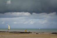 Un tuba a été observé le 13 octobre 2012, à 14h40 locales, à proximité de Langrune-sur-Mer, dans le Calvados. Formé sous la base d'un Cumulus congestus imposant, sa durée de vie est estimée à 4 minutes. Il s'est déstructuré au moment où s'organisait un puissant rideau de grêle. - 13/10/2012 14:40 - Igorr HOLLMAN