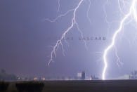 Foudroiement intense et très proche au cours d'un orage sec très violent à déplacement très lent du Sud-Est au Nord-Ouest.
L'orage se forma entre Pierre-de-Bresse et Saint-Loup tout en se renforçant à l'Ouest. 48 coups de foudre ramifiés furent photographiés entre 1 et 2 kilomètres sur une période de 15 minutes entre Saint-Aubin et Saint- Loup. - 20/06/2013 01:00 - Nicolas GASCARD