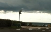 Deux tubas ont été observés simultanément le 31 octobre 2012, vers 15h locales, depuis le littoral des Sables-d'Olonne (Vendée). Ils se sont formés sous des nuages convectifs bien développés mais non orageux et faiblement précipitants. - 31/10/2012 15:40 - Vincent JAUZELON