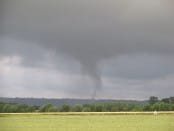 La tornade de Versigny a été filmée et photographiée depuis le nord du village de Versigny (peu avant la D 554) en direction du sud-ouest. La zone touchée se situe entre le bois Ferloc, la ferme Neuve et un terrain boisé nommé Les Longues Tailles (commune de Monceau-lès-Leups). - 12/06/2012 20:10 - 02100 ptitepuce