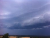 Arrivée d'un front de violentes rafales en forme d'arcus avec nuage surbaissé. Prise de vue lors d'un concert d'orchestre au mémorial de Charles de Gaulle ( Colombey les deux Eglises ). Fortes précipitations, éclairs et rafales à près de 110 km/h après la photo. - 27/07/2013 21:00 - Stanislas TEYSSANDIER