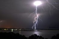 Orage sur le bec d'ambés en Gironde - 27/07/2013 01:43 - David Balespouey