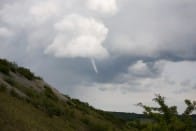 Un tuba a été observé le 19 mai 2011, vers 16h locales, dans les environs de Pagny-la-Blanche-Côte (Meuse). Le phénomène, bien développé, s'est constitué sous une cellule convective modérément active. - 19/05/2011 16:00 - (c) Eos40d54