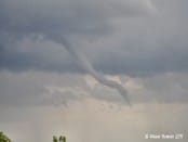 Un tuba a été observé le 21 mai 2011, vers 15h30 locales, dans les environs de Saint-Pal-de-Chalençon (Haute-Loire). Le phénomène, fortement développé et bien structuré, s'est développé en périphérie d'une cellule orageuse active. Il n'est pas exclu, compte tenu de ses caractéristiques, qu'il ait pu avoir un impact au sol et, de ce fait, constituer une tornade. Des investigations de terrain sont en cours afin d'évaluer ce point.
Ce tuba a connu une première phase de développement de 5 minutes, avant de se rétracter, puis de se développer à nouveau durant 2 minutes environ. - 21/05/2011 15:30 - Romain Viviani