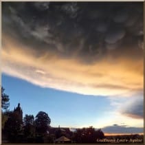 Quelques mammas apparaissent au soleil couchant au-dessus de la collégiale d'Avesnes-sur-Helpe après le violent orage (marqué par une forte activité électrique et des pluies diluviennes) qui s'est abattu sur la plus petite sous-préfecture du Nord. - 29/07/2013 21:11 - Guillaume Louÿs-Jupiter