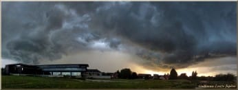 Encore un arcus très costaud en cette mémorable fin juillet 2013 en Avesnois. S'ensuivraient des pluies proprement diluviennes pendant plus de 40 minutes. - 29/07/2013 20:38 - Guillaume Louÿs-Jupiter