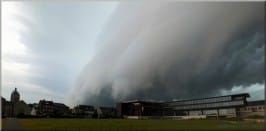 Autre angle (permettant d'apercevoir la collégiale d'Avesnes) pour admirer la même Bête. Curieusement, l'orage qui suivit, même s'il fut costaud, n'eut rien d'excessif. - 27/07/2013 08:30 - Guillaume Louÿs-Jupiter