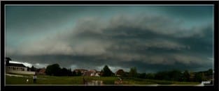 Le plus bel arcus qu'il m'ait été donné d'observer à ce jour. La station de Saint-sur-Hilaire-sur-Helpe toute proche (3-4 km) enregistra une rafale maxi de 146 km/h lors du passage du monstre. - 14/07/2010 15:09 - Guillaume Louÿs-Jupiter