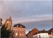 La progression de l'arcus est très rapide et celui-ci menace déjà d'engloutir la ville. S'ensuivraient de fortes pluies et une activité électrique modérée. - 26/07/2013 06:02 - Guillaume Louÿs-Jupiter
