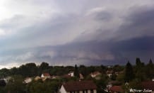 Base de la supercellule qui a splitté près de Vichy, vers 16h. Vue depuis Abrest, elle se situerait entre Bellerive et Espinasse-Vozelle. - 05/08/2013 16:38 - Olivier JULIAN