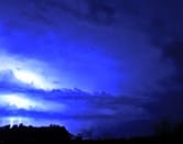 double arcus, le shoot n'était pas prévus, je me suis rendu compte de l'arrivée de cette orage quand le courant c'est coupé, mon regard a été attiré par une lumière étrange par la fenêtre et il s'agissait bien d'éclair et en voila le résulta quelque cliché sympa...   - 20/10/2013 01:21 - galaad vallantin