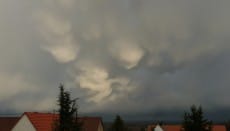 Journée très agiter entre forte rafale de vent, rafale max : 80Km/h averses orageuse de neige, grésils et pluie, première impact de foudre de l'années observer aujourd'hui et même des cumulus mammatus a l'arrière de la cellule, un vrai temps d'avril !! La température chute rapidement ce soir avec  -0,8°C actuellement !! Photo prise cet après-midi. - 09/02/2014 17:37 - Hirschler Sébastien