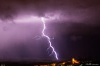 Coup de foudre ramifié à l'avant du rideau grésil/pluie à Corneilhan (Hérault). Une ligne d'orage particulièrement active pour un mois de Février a traversé l'Hérault dans la soirée du 25/02/2014. - 25/02/2014 22:49 - DANIEL GAUVIN