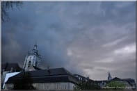 Après un quart d'heure d'incessante activité électrique (beaucoup de spider pour lesquels je m'étais malheureusement assez mal positionné), la collégiale Saint-Nicolas d'Avesnes-sur-Helpe (59) s'apprête à se faire engloutir pour de bon par le cœur de la tourmente... - 07/04/2014 20:13 - Guillaume Louÿs-Jupiter