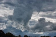 Un tuba a été observé le 14 juin 2011, vers 18h25 locales, dans les environs de Canapeville (Eure). Le phénomène, qui a duré environ 5 minutes, a pu être photographié par un témoin. - 14/06/2011 18:25 - F BRUMARD