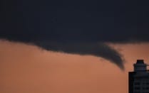 Un tuba a été observé le 22 juillet 2011, vers 21h45 locales, depuis l'Observatoire de Paris, en direction du Parc de Saint-Cloud (Hauts-de-Seine). Le phénomène, qui a duré environ 5 minutes, a pu être photographié et filmé par un témoin. Les trois photographies ci-dessous montrent le tuba à maturité, puis en phase de dissipation. - 22/07/2011 21:45 - Nicolas ROSSETTO