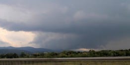 Orage fort le vendredi 25 avril dans l'après-midi. Un orage s'est en effet formé près d'Aix-en-Provence et aura donné pas mal de grêle entre 0,5 et 1 cm de diamètre en arrivant en Luberon vers les communes de Lauris/Puget. Avant cela l'orage a donné des grêlons de 2 à 3 cm de diamètre vers La Roque d'Anthéron. - 25/04/2014 16:00 - Paul MARQUIS