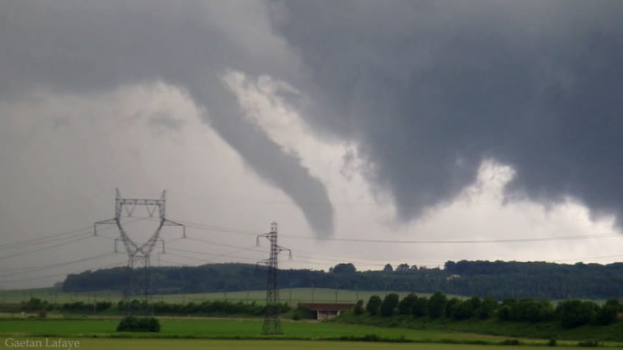 Tuba très développé (probable tornade) près de Trumilly dans l'Oise - 16/06/2016 18:00 - Gaetan LAFAYE