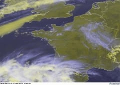 Masse d'air remarquablement sèche et stable du Massif-Central aux Alpes le 15 avril