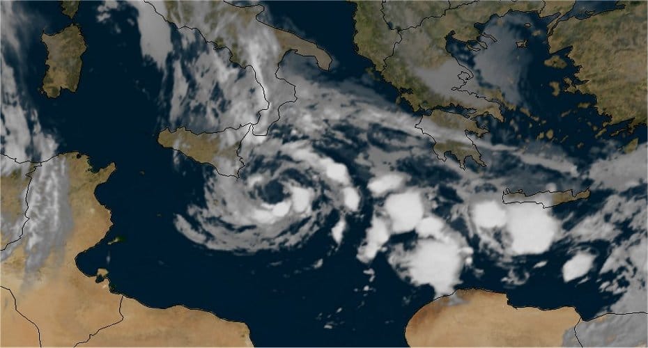 Le medicane Apollo évolue entre Sicile en Libye en fin de mois d'octobre