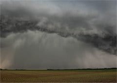 Front froid orageux du sud-ouest au centre-est, traîne active sur le nord-ouest le 8 mai