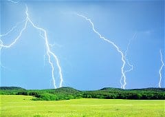Fortes pluies et grêle sous des orages peu mobiles sur le centre du pays avec record de pluie à Paris le 9 juillet